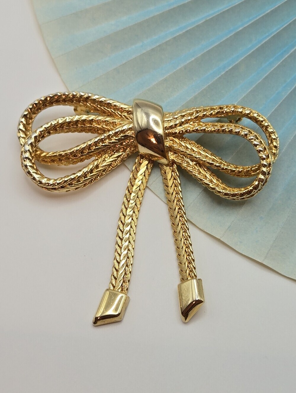 Vintage Gold Tone Bow Brooch - Picture 15 of 17
